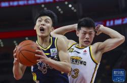 开云体育登录入口-热门球队交锋，场上球员斗志昂扬