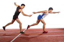 开云体育登录-跑步男子接力赛选手飞奔赛道