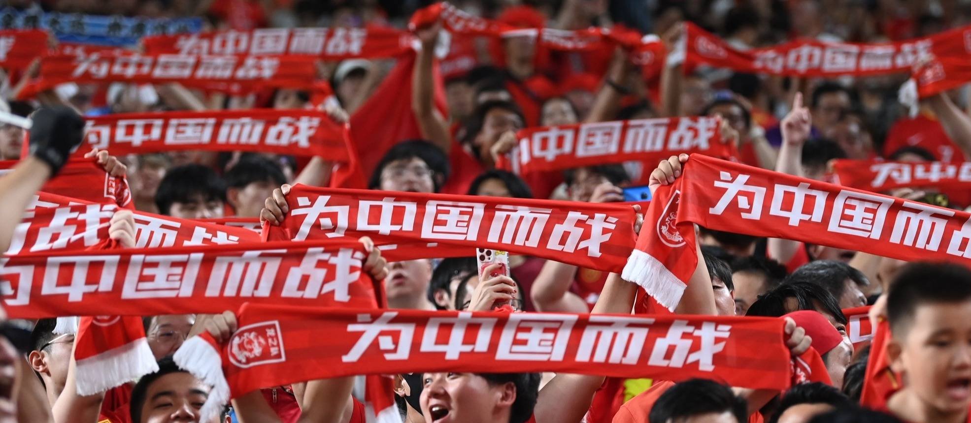 热门球队交锋，场上球员斗志昂扬