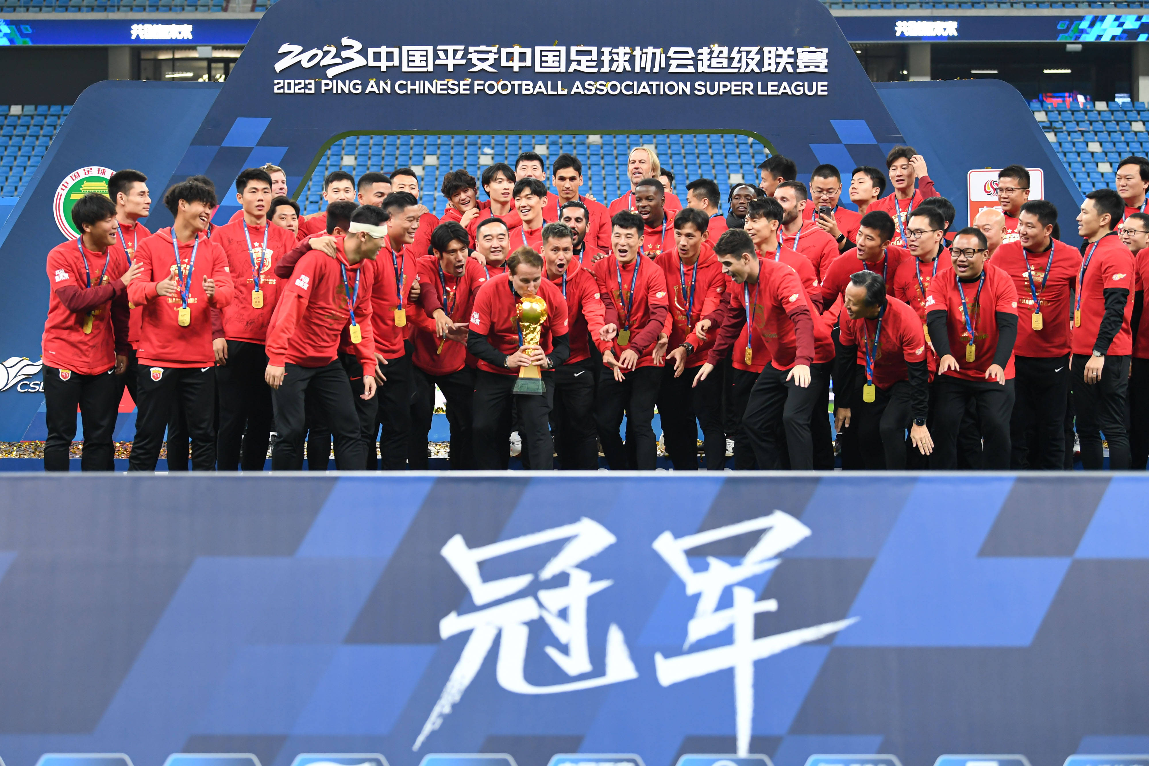 包含上海上港奋力冲刺，争取更高荣誉的词条