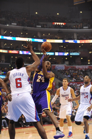 湖人主场负快船，科比教练力遭质疑的简单介绍