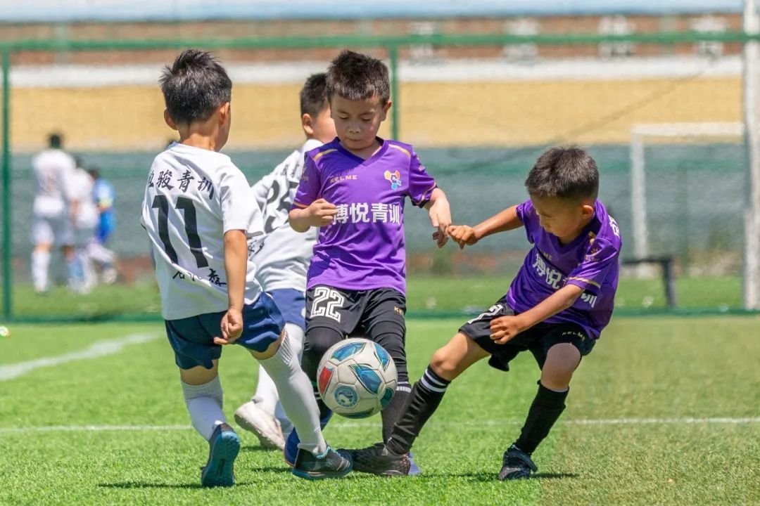 足球运动在中国掀起热潮，球场上精彩纷呈