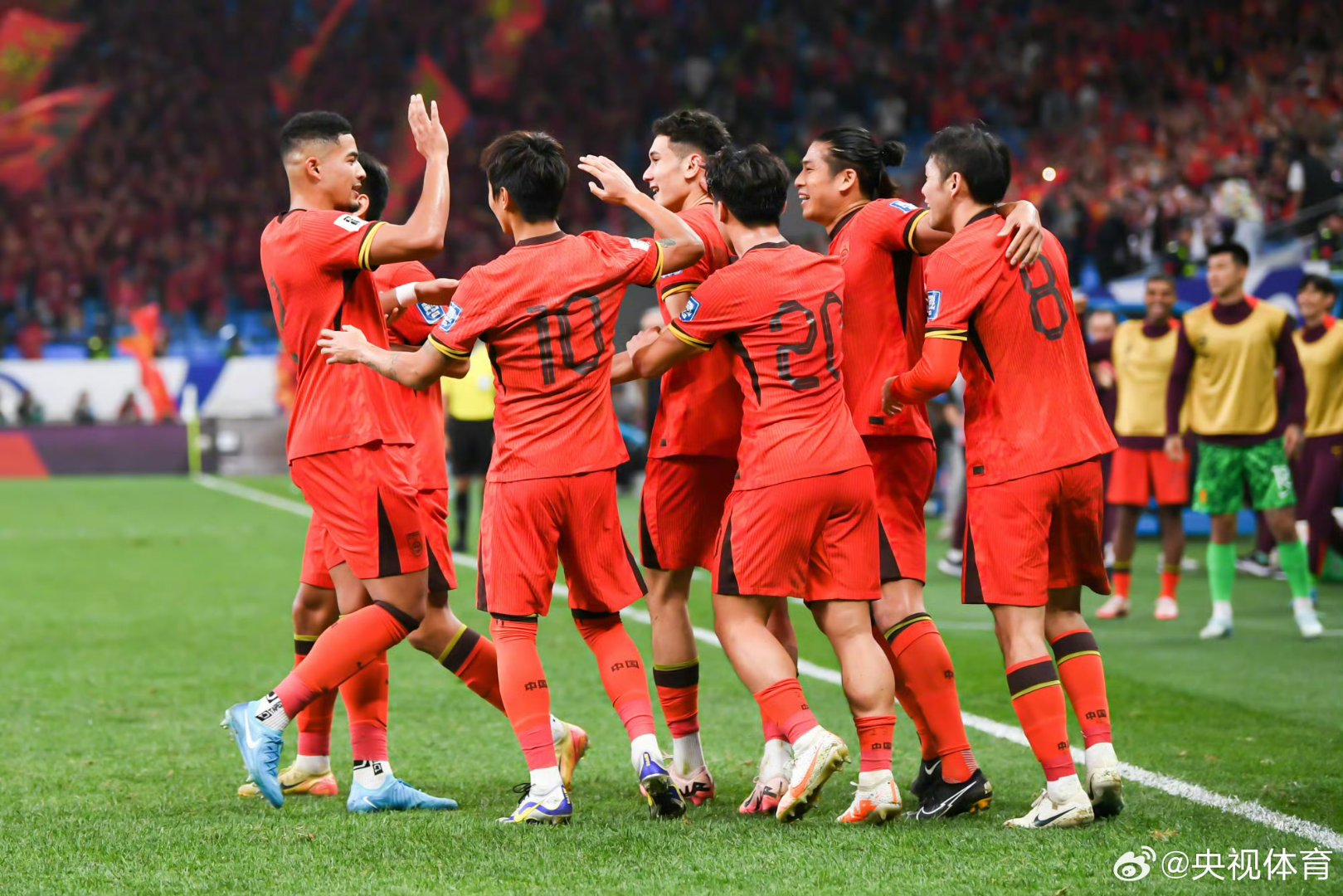 足球运动在中国掀起热潮，球场上精彩纷呈